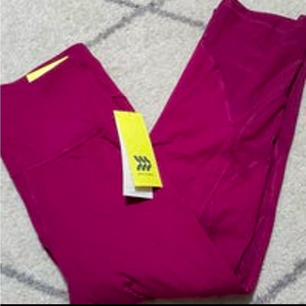 NWT All in Motion Contour Curvy High Rise Capri Leggings - Small